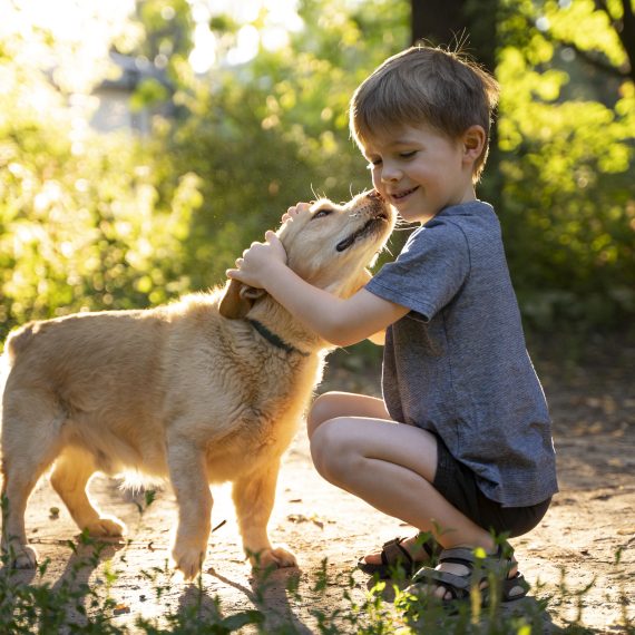 kid-plein-coup-etreignant-chien