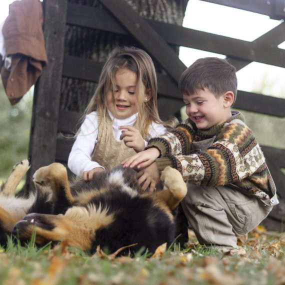 plein-enfants-jouant-chien